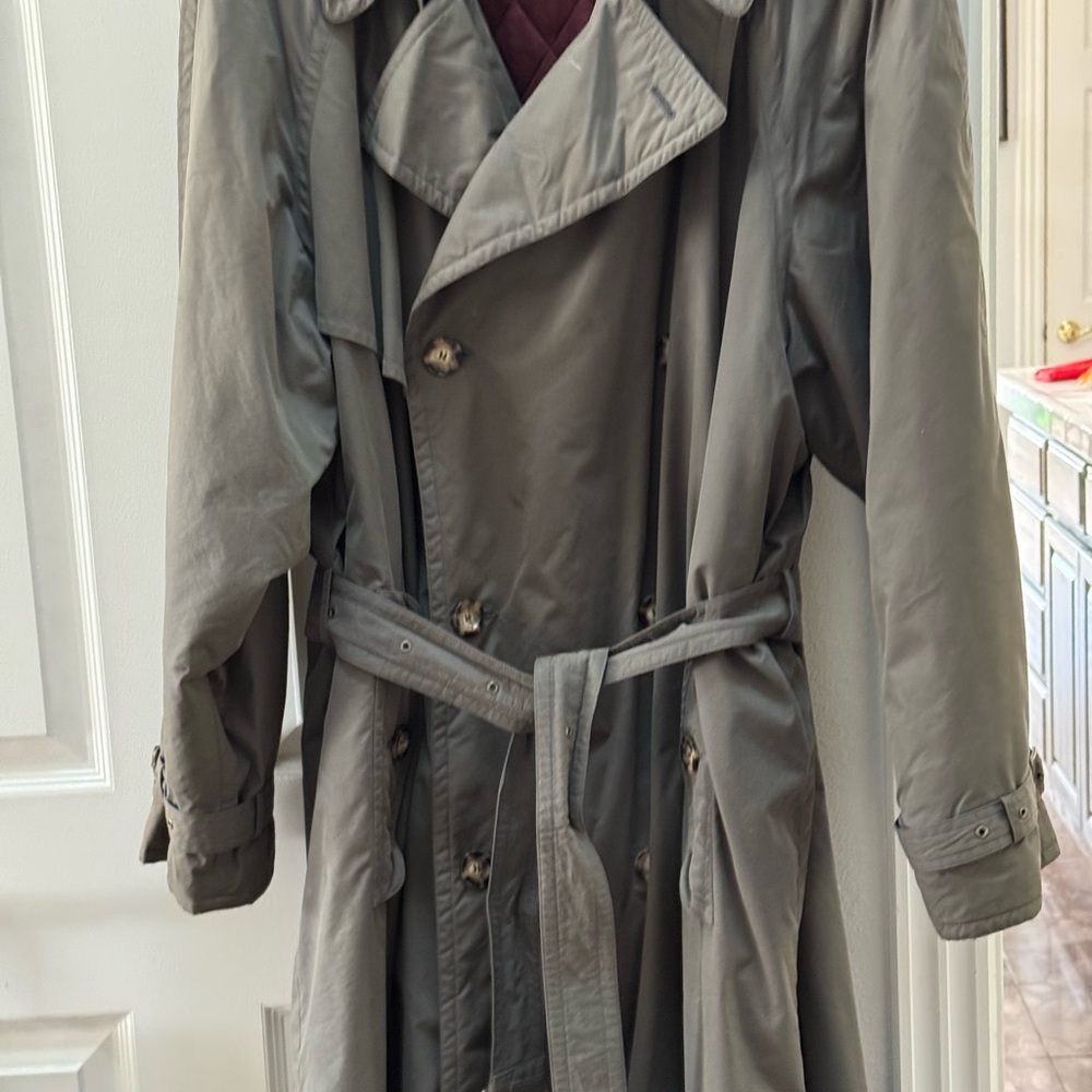 Hugo Boss Olive Green cotton canvas Trench Coat. Fully lined, Swiss made size L